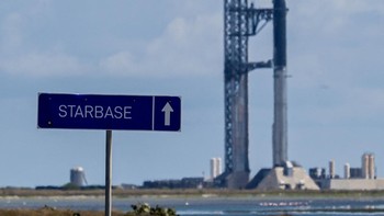 Peluncuran Starship 41 pada Senin (28/09/2026) merupakan percobaan yang keempat belas kali setelah tiga belas percobaan sebelumnya yang hanya mencapai batas ruang angkasa lalu kembali turun ke bumi dalam waktu satu jam tanpa pernah benar-benar melakukan orbit penuh. REUTERS/Steve Nesius