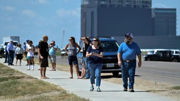  Sejumlah turis turut menanti peluncuran Starship 41 di Starbase, Teksas, Amerika Serikat. REUTERS/Steve Nesius