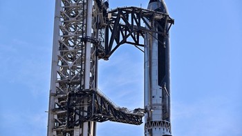 Bentuk detil roket Starship 41 yang diletakkan di Super Heavy V3 Booster 21 yang berfungsi untuk membantu proses peluncuran. REUTERS/Steve Nesius 