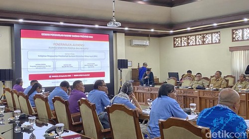 Suasana audiensi Aliansi Semeton Pekerja Bali bersama Komisi IV DPRD Bali di Ruang Rapat Gabungan Lantai III Gedung DPRD Bali, Senin (28/9/2026).
