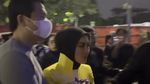 Syahrini Comeback Usai 7 Tahun Vakum, Reino Barack Kasih Peluk di Backstage