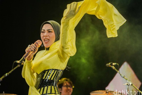 Syahrini Comeback, Ribuan Penonton Auto Jadi Kader Partai Inces Indonesia