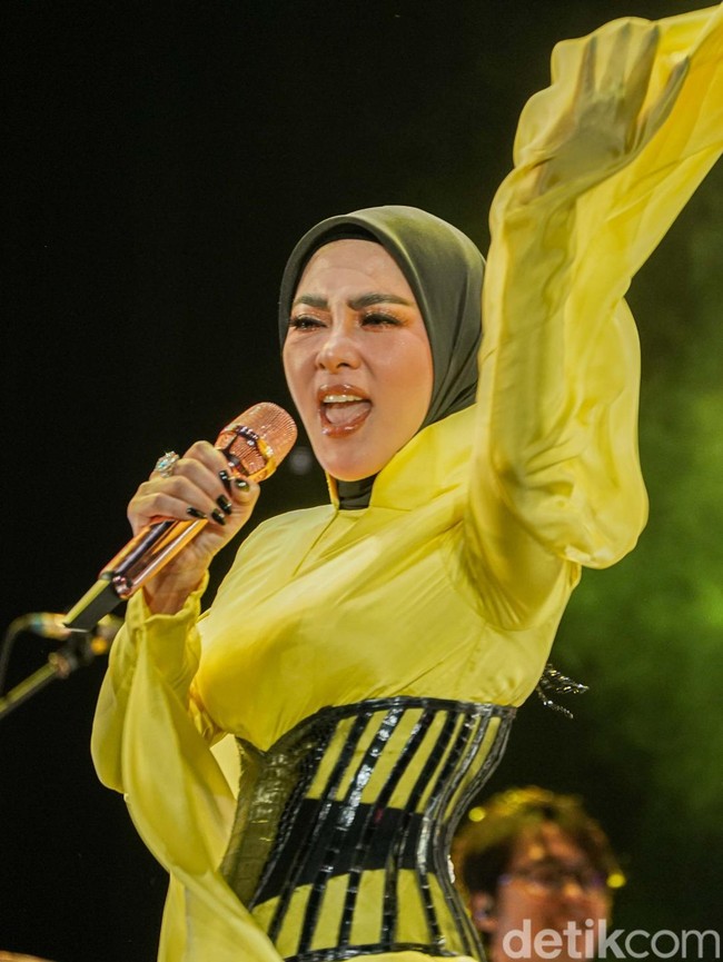 Bikin Ngakak! Syahrini Kaget Muncul Paus Pas Main TikTok