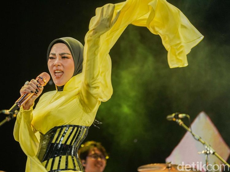 Bikin Ngakak! Syahrini Kaget Muncul Paus Pas Main TikTok
