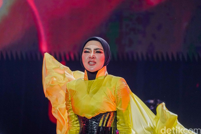 Syahrini Comeback, Ribuan Penonton Auto Jadi Kader Partai Inces Indonesia