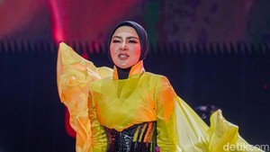 Sebelum tampil di Pestapora, Syahrini lebih dulu menandai kembalinya ke dunia musik lewat single terbaru bertajuk Kau Yang Utama yang dirilis pada 7 Agustus 2026. Di atas panggung, Syahrini tampil dengan busana kuning cerah berpadu hitam, lengkap dengan gaya khasnya yang centil dan manja bak seorang putri. Foto: Muhammad Azzam/ detikcom