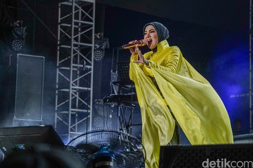 Syahrini Comeback, Ribuan Penonton Auto Jadi Kader Partai Inces Indonesia