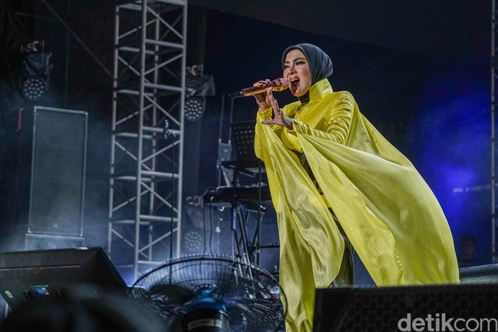 Syahrini Comeback, Ribuan Penonton Auto Jadi Kader Partai Inces Indonesia