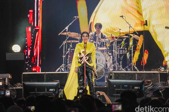 Syahrini Comeback, Ribuan Penonton Auto Jadi Kader Partai Inces Indonesia