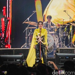 Syahrini Comeback, Ribuan Penonton Auto Jadi Kader Partai Inces Indonesia