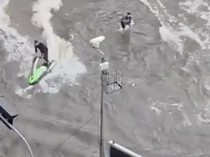 Aksi Nekat Pria Nge-drift Jet Ski Saat Bangkok Banjir, Polisi Turun Tangan