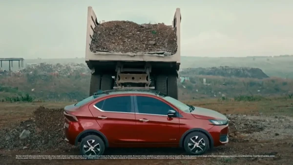 Momen Sedan Rp 90 Jutaan Dikubur Batu 20 Ton, Penyok Dikit Nggak Ngaruh