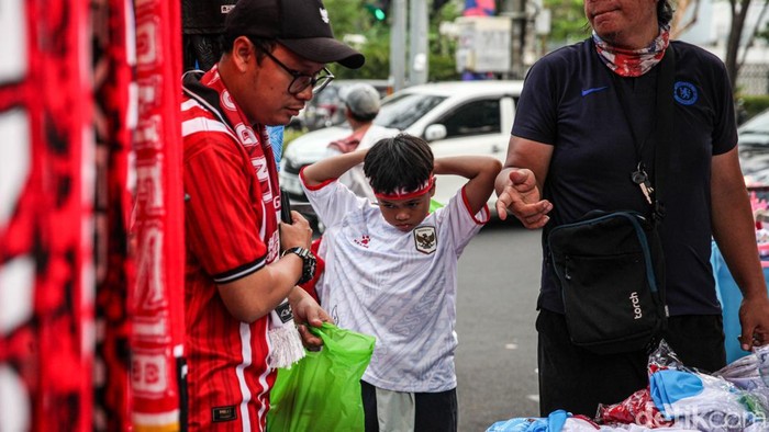 Suasana Timnas Day membawa berkah bagi pedagang atribut Timnas Indonesia di sekitar Stadion Utama Gelora Bung Karno (SUGBK), Jakarta, Senin (28/9/2026).