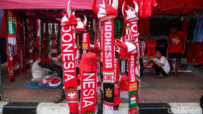 Suasana Timnas Day membawa berkah bagi pedagang atribut Timnas Indonesia di sekitar Stadion Utama Gelora Bung Karno (SUGBK), Jakarta, Senin (28/9/2026).
