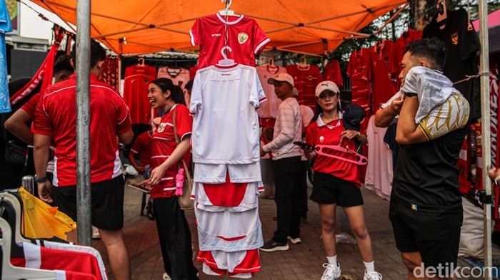 Suasana Timnas Day membawa berkah bagi pedagang atribut Timnas Indonesia di sekitar Stadion Utama Gelora Bung Karno (SUGBK), Jakarta, Senin (28/9/2026).