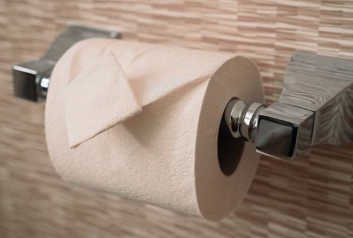 Ujung tisu toilet hotel yang dilipat segitiga