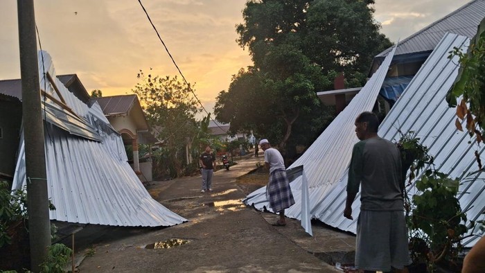 Tujuh rumah di Mamuju rusak akibat angin kencang dan hujan. BPBD Mamuju melakukan asesmen untuk bantuan.