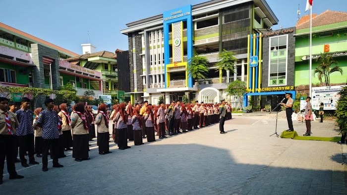Upacara pelajar melibatkan polisi sebagai pemimpin upacara. Pelajar diingatkan salah satunya agar menjauhi narkoba.