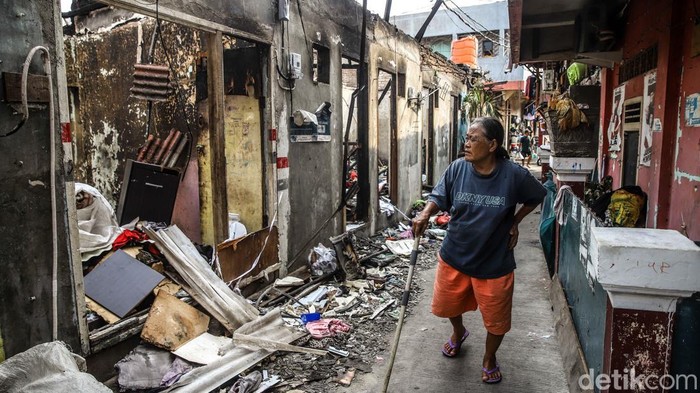 Sejumlah warga mengambil barang-barang yang masih tersisa di lokasi kebakaran kawasan Kampung Muka, Ancol, Jakarta Utara, Senin (28/9/2026). 2. Kebakaran yang melanda kawasan tersebut terjadi pada Minggu (27/9/2026) sekitar pukul 08.30 WIB. Api membakar sejumlah bangunan di Jalan Kampung Muka RT 09/RW 04, Kelurahan Ancol, Kecamatan Pademangan.