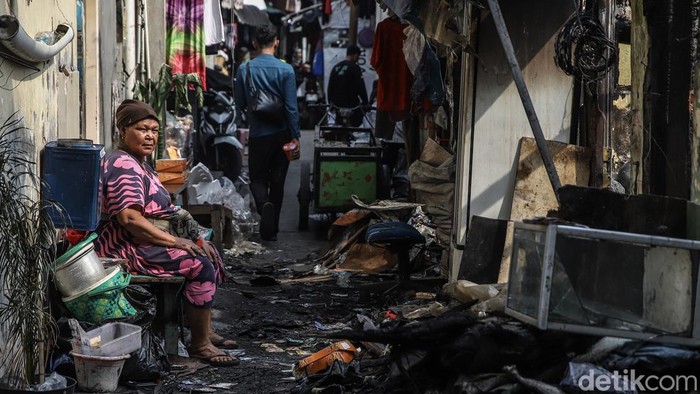 Sejumlah warga mengambil barang-barang yang masih tersisa di lokasi kebakaran kawasan Kampung Muka, Ancol, Jakarta Utara, Senin (28/9/2026). 2. Kebakaran yang melanda kawasan tersebut terjadi pada Minggu (27/9/2026) sekitar pukul 08.30 WIB. Api membakar sejumlah bangunan di Jalan Kampung Muka RT 09/RW 04, Kelurahan Ancol, Kecamatan Pademangan.