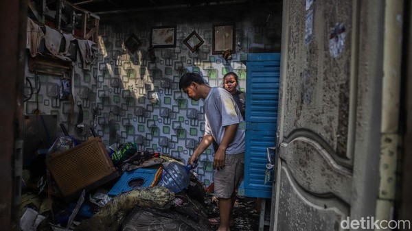 Usai Dilalap Api, Warga Kampung Muka Kembali Berburu Barang Berharga