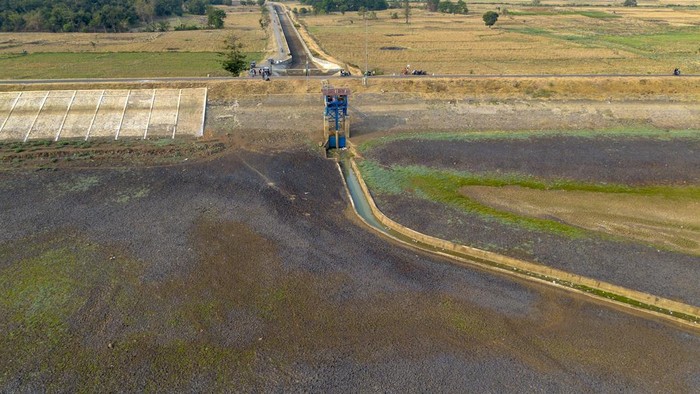 Warga menggembala kambing di dasar Waduk Cipancuh yang mengering di Haurgeulis, Indramayu, Jawa Barat, Minggu (27/9/2026). Waduk seluas 700 hektare yang berfungsi sebagai sumber irigasi utama bagi lahan pertanian di wilayah itu mengalami kekeringan sejak dua bulan terakhir akibat musim kemarau yang berdampak pada kebutuhan air persawahan di lima kecamatan yang berada di sekitar waduk. ANTARA FOTO/Dedi Suwidiantoro/sgd