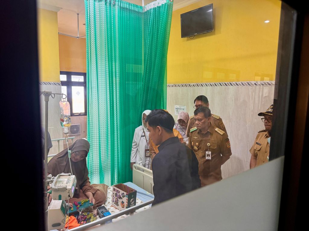 Wakil Presiden (Wapres) Gibran Rakabuming menyampaikan permohonan maaf kepada anak-anak dan keluarga yang terdampak dugaan keracunan makanan di Kabupaten Batang, Jawa Tengah, Senin (28/09/2026). Wakil Presiden (Wapres) Gibran Rakabuming menyampaikan permohonan maaf kepada anak-anak dan keluarga yang terdampak dugaan keracunan makanan di Kabupaten Batang, Jawa Tengah, Senin (28/09/2026). (Setwapres)