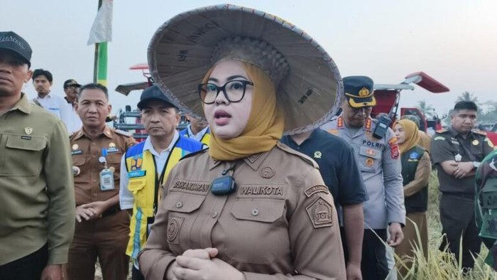 Wali Kota Kendari, Siska Karina Imran, saat menghadiri Panen Padi Sawah Musim Tanam Kedua di Poktan Samaendre, kawasan persawahan Amohalo.