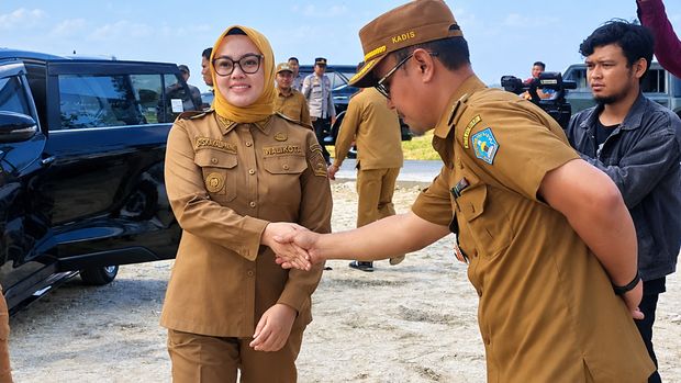 Wali Kota Kendari, Siska Karina Imran, saat menghadiri Panen Padi Sawah Musim Tanam Kedua di Poktan Samaendre, kawasan persawahan Amohalo. (Dok. Istimewa) Wali Kota Kendari, Siska Karina Imran, saat menghadiri Panen Padi Sawah Musim Tanam Kedua di Poktan Samaendre, kawasan persawahan Amohalo.