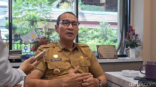 Wali Kota Mataram, Mohan Roliskana saat diwawancarai di ruangannya, Senin (28/9/2026). (Nathea Citra/detikBali)