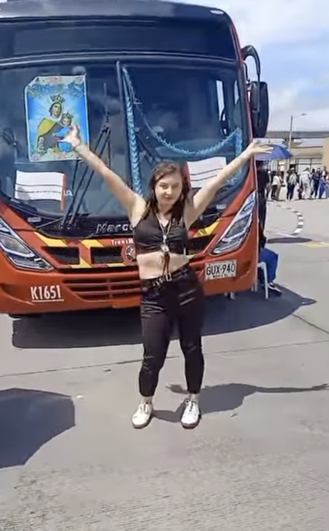Ketertarikan wanita 35 tahun itu terhadap bus sudah muncul sejak usia 10 tahun. Ia mengaku mulai memiliki keterikatan emosional dengan sebuah bus antarkota yang melayani perjalanan San Pablo-Pasto. Ketertarikannya kembali muncul ketika ia melihat bus TransMilenio di televisi. Namun, perasaannya terhadap rute 60 baru benar-benar berkembang setelah ia datang ke Bogotá pada 2022. Foto: dok. Instagram