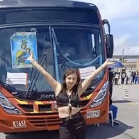 Ketertarikan wanita 35 tahun itu terhadap bus sudah muncul sejak usia 10 tahun. Ia mengaku mulai memiliki keterikatan emosional dengan sebuah bus antarkota yang melayani perjalanan San Pablo-Pasto. Ketertarikannya kembali muncul ketika ia melihat bus TransMilenio di televisi. Namun, perasaannya terhadap rute 60 baru benar-benar berkembang setelah ia datang ke Bogotá pada 2022. Foto: dok. Instagram