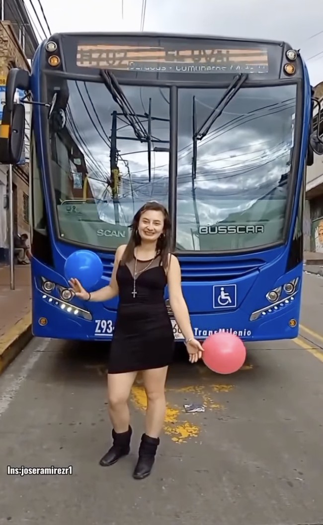 Yeline Lizbeth Patiño, perawat asal Kolombia, punya kisah cinta yang tak biasa. Bukan dengan manusia, Yeline mengaku jatuh cinta pada layanan bus TransMilenio rute A60/F60 di Bogotá. Foto: dok. Instagram