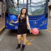 Yeline Lizbeth Patiño, perawat asal Kolombia, punya kisah cinta yang tak biasa. Bukan dengan manusia, Yeline mengaku jatuh cinta pada layanan bus TransMilenio rute A60/F60 di Bogotá. Foto: dok. Instagram