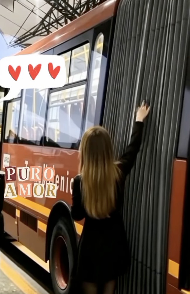 Pada 2026, Yeline kembali menunjukkan seberapa jauh kecintaannya terhadap rute tersebut. Ia membuat tato berukuran besar yang menampilkan bagian depan bus gandeng TransMilenio, tulisan “F60 Portal Américas”, serta latar Katedral Bogotá. Di media sosial, ia menggunakan identitas “Yeliths de Milenio 60” dan menyebut rute tersebut sebagai cinta terbesar dalam hidupnya. Foto: dok. Instagram