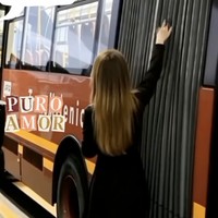 Pada 2026, Yeline kembali menunjukkan seberapa jauh kecintaannya terhadap rute tersebut. Ia membuat tato berukuran besar yang menampilkan bagian depan bus gandeng TransMilenio, tulisan “F60 Portal Américas”, serta latar Katedral Bogotá. Di media sosial, ia menggunakan identitas “Yeliths de Milenio 60” dan menyebut rute tersebut sebagai cinta terbesar dalam hidupnya. Foto: dok. Instagram