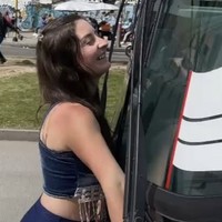 Ia tidak menganggap dirinya menikah dengan satu unit bus tertentu. Baginya, seluruh bus yang menggunakan rute 60 merupakan bagian dari hubungan tersebut. Foto: dok. Instagram