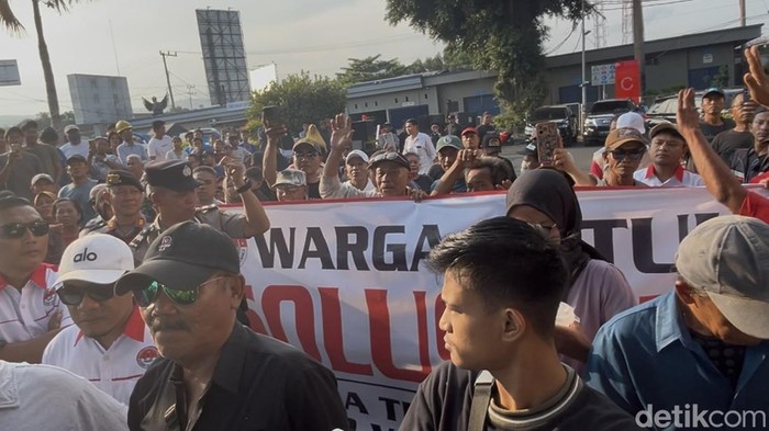 Warga gelar aksi demonstrasi di kantor ASDP Ketapang Banyuwangi.