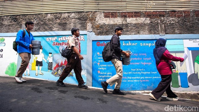 Tim penyuluh menyosialisasikan pengelolaan dan pemilahan sampah sekaligus membagikan wadah pemilahan kepada warga di RW 06 Srengseng Sawah, Senin (28/9/2026).

Kegiatan tersebut melibatkan pegawai Dinas Lingkungan Hidup DKI Jakarta, petugas Penanganan Prasarana dan Sarana Umum (PPSU), serta warga sukarelawan. Mereka memberikan edukasi mengenai pentingnya memilah sampah berdasarkan jenisnya sebelum dibuang atau diolah lebih lanjut.