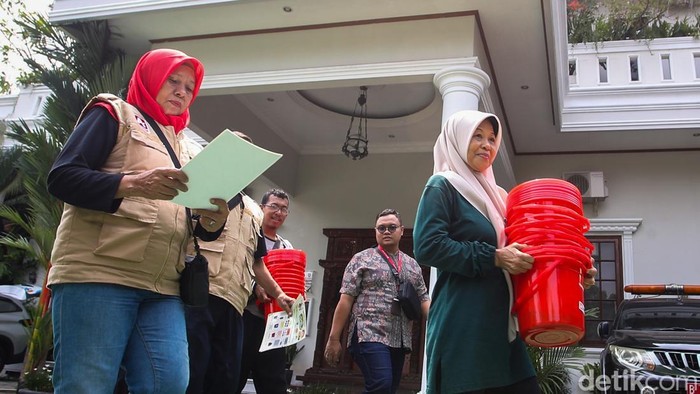 Tim penyuluh menyosialisasikan pengelolaan dan pemilahan sampah sekaligus membagikan wadah pemilahan kepada warga di RW 06 Srengseng Sawah, Senin (28/9/2026).

Kegiatan tersebut melibatkan pegawai Dinas Lingkungan Hidup DKI Jakarta, petugas Penanganan Prasarana dan Sarana Umum (PPSU), serta warga sukarelawan. Mereka memberikan edukasi mengenai pentingnya memilah sampah berdasarkan jenisnya sebelum dibuang atau diolah lebih lanjut.