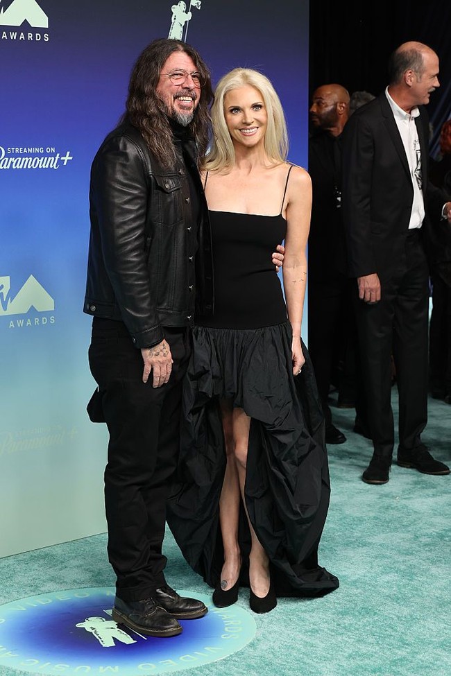 Dave Grohl menuai sorotan saat hadir di acara MTV VMA 2026 karena hadir bersama istrinya, Jordyn Blum. Penampilan langka tersebut terjadi setelah skandal perselingkuhan. Foto: WireImage/Monica Schipper