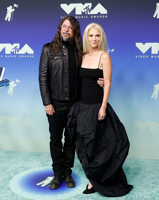 Pada 2024, Dave Grohl mengaku telah menjadi ayah dari seorang putri dari hubungan di luar nikah. Dikabarkan bahwa sosok ibu dari anak itu adalah Jennifer Young, seorang fans musik rock n roll. Foto: FilmMagic/Taylor Hill