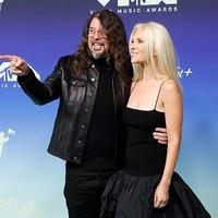 Potret Dave Grohl Bawa Istri ke MTV VMA Tuai Kritik Setelah Skandal Selingkuh