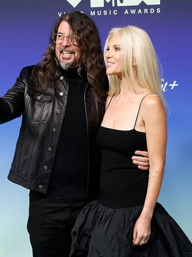 Potret Dave Grohl Bawa Istri ke MTV VMA Tuai Kritik Setelah Skandal Selingkuh