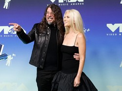 Potret Dave Grohl Bawa Istri ke MTV VMA Tuai Kritik Setelah Skandal Selingkuh