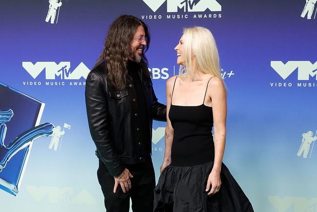 Jordyn terlihat menawan mengenakan dress hitam dengan aksen mullet dengan rambut pirang yang tergerai. Foto: FilmMagic/Taylor Hill