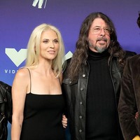 Banyak netizen yang salah fokus dengan penampilan cantik Jordyn. Mereka tak percaya bahwa Dave berselingkuh dari aktris yang juga sutradara itu. Foto: FilmMagic/Jeff Kravitz