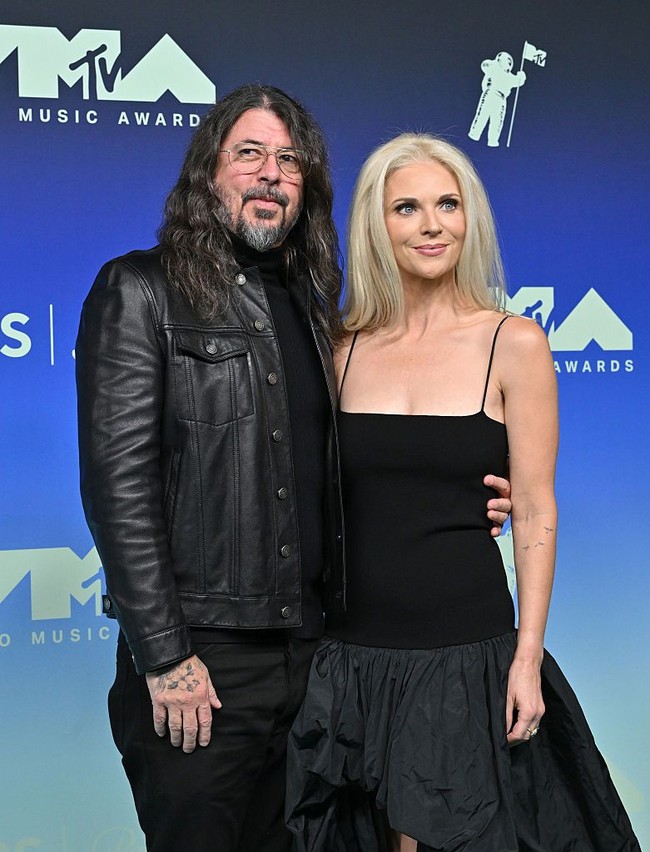 Sebelum berpose di depan fotografer, Dave berjalan lebih dulu dari Jordyn. Pria 57 tahun tersebut kemudian mengarahkan sang istri untuk melihat ke kamera lalu meninggalkannya. Foto: FilmMagic/Axelle/Bauer-Griffin
