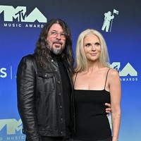 Sebelum berpose di depan fotografer, Dave berjalan lebih dulu dari Jordyn. Pria 57 tahun tersebut kemudian mengarahkan sang istri untuk melihat ke kamera lalu meninggalkannya. Foto: FilmMagic/Axelle/Bauer-Griffin