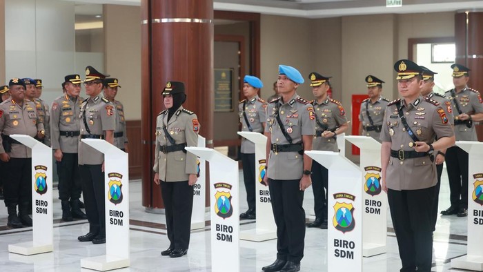 6 perwira kepolisian di Jatim menerima serah terima jabatan di Polda Jatim